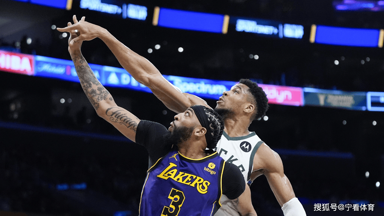 雄鹿鏖战青岛队，浓眉哥惊艳四座